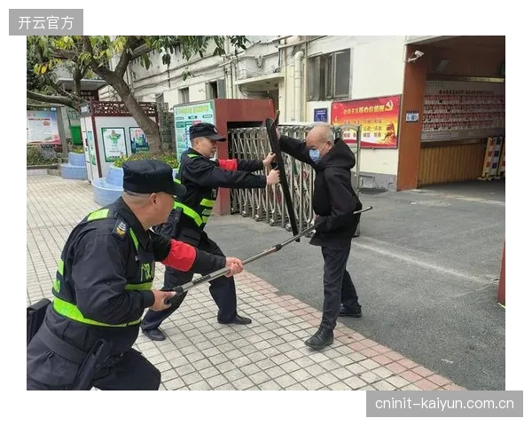 双后腰盖耶组合提供了强大的中场扫荡能力，是防线前的坚固屏障。